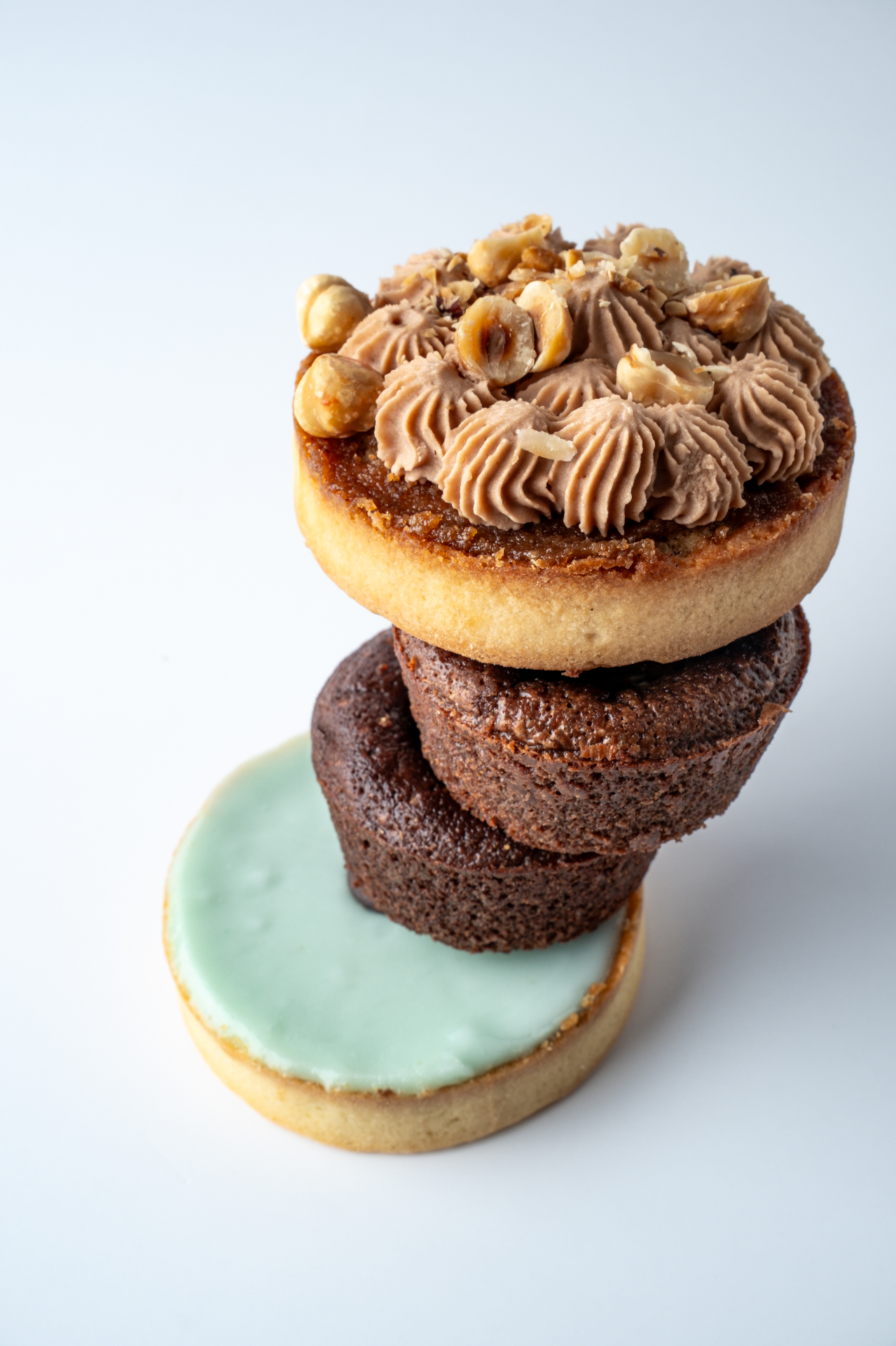 Tartelette praliné noisettes empilée sur brownies et sablé